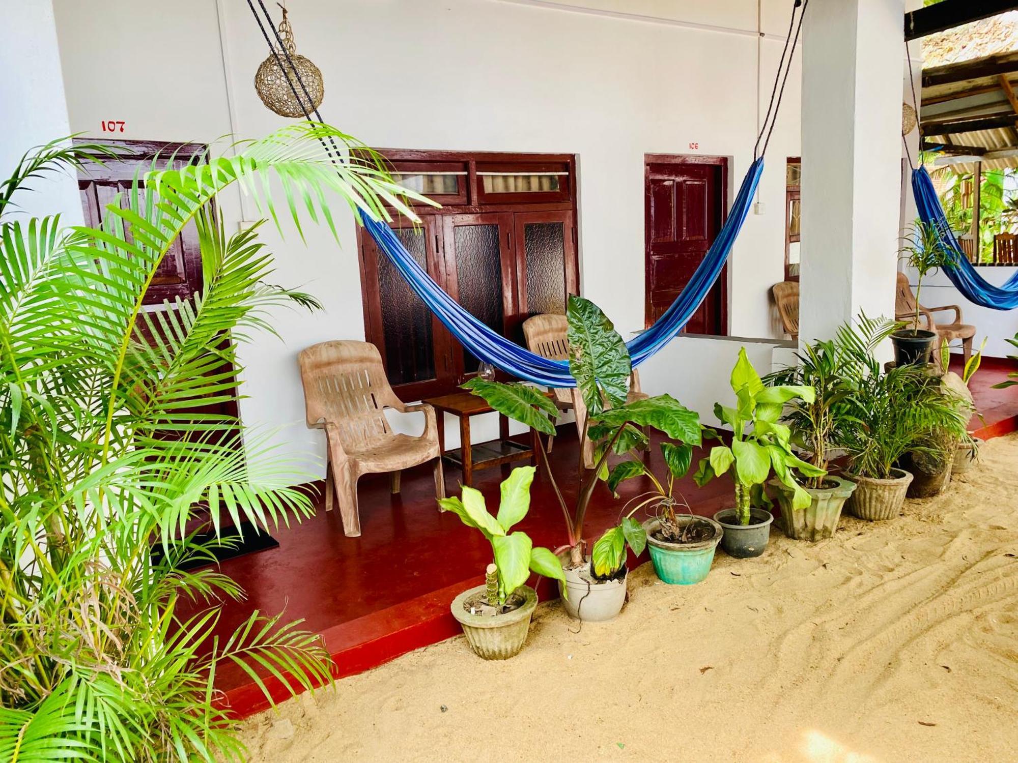 Tropicana Home Stay Аругам Экстерьер фото